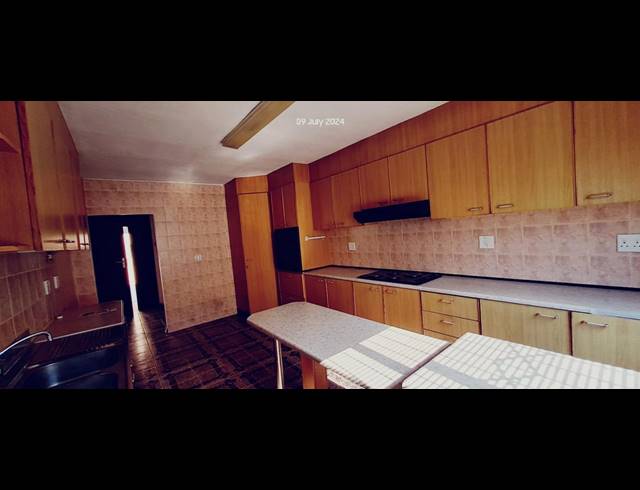 6 BEDROOM FREESTANDING FOR SALE IN MOUNTAIN RISE